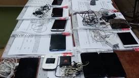 (Video) Policía Penitenciaria sorprende a reos y decomisa 17 celulares