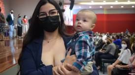 Mamá desfiló con su bebito en brazos para recoger título de licenciatura (video)