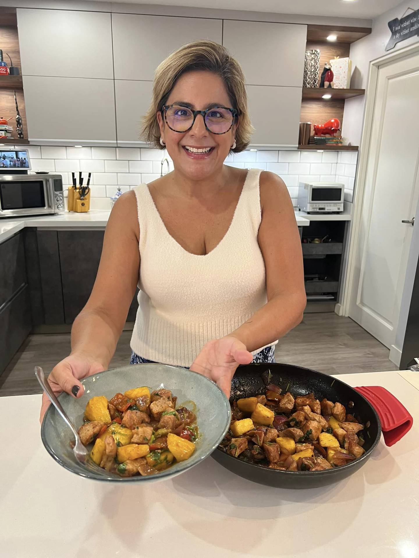 La experiodista de Telenoticias Carol Uriza se divierte en su faceta de cocinera. Facebook.
