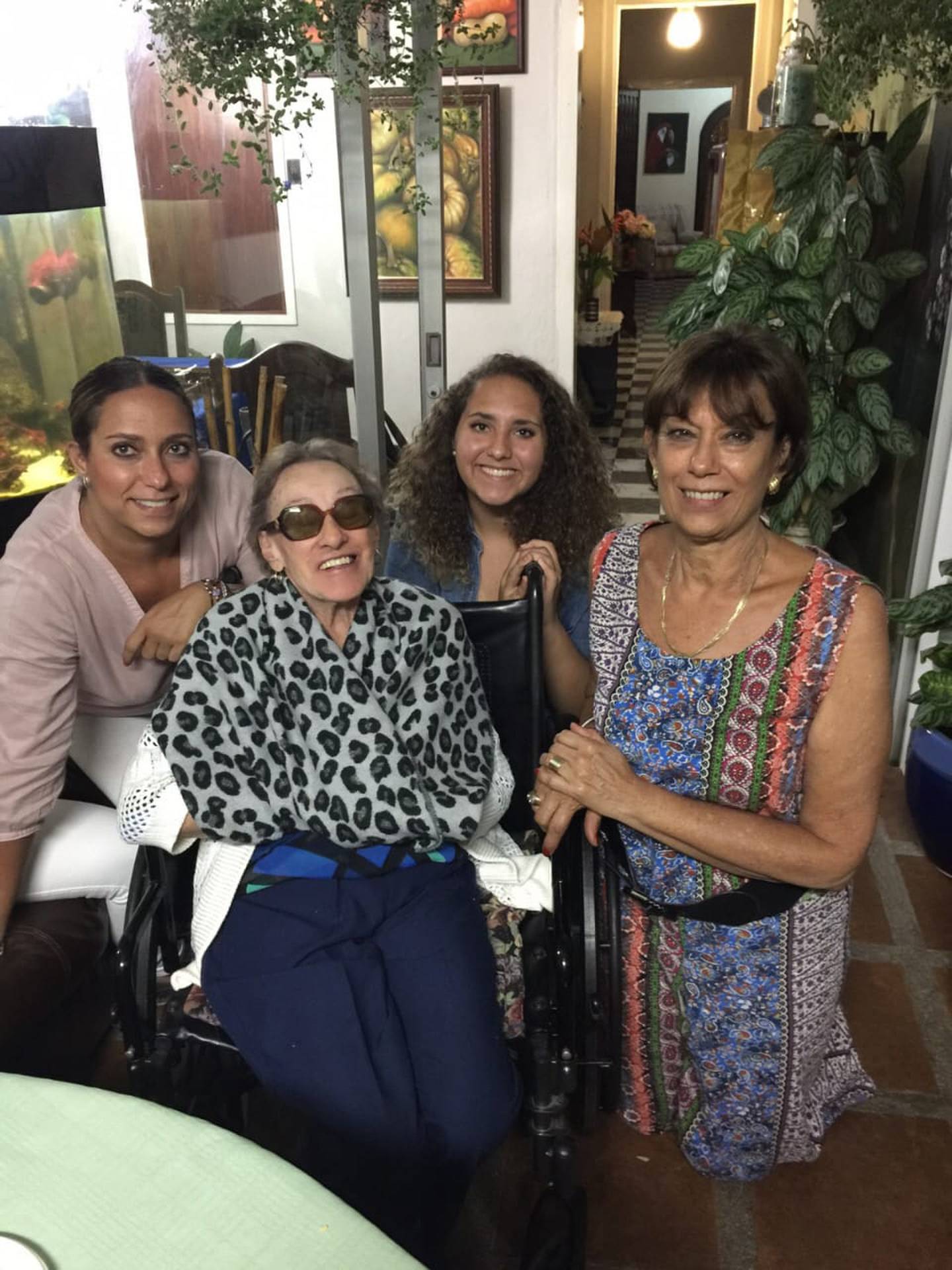 Familia de San Pablo de Heredia tiene guarias moradas de más de 100 años. En la foto de izquierda a derecha: Sofía Lobo, doña Delfina Hernández, Fabianna y Ana Victoria León.