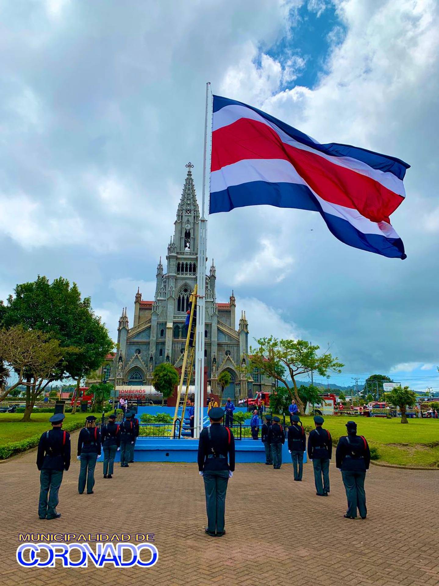La bandera más grande de Costa Rica se izó el pasado 1 de setiembre en Coronado a encargo del alcalde del cantón que cada año durante el mes de la patria emperifolla con blanco, azul y rojo diferentes zonas. Fue hecha por Banderas del Mundo.