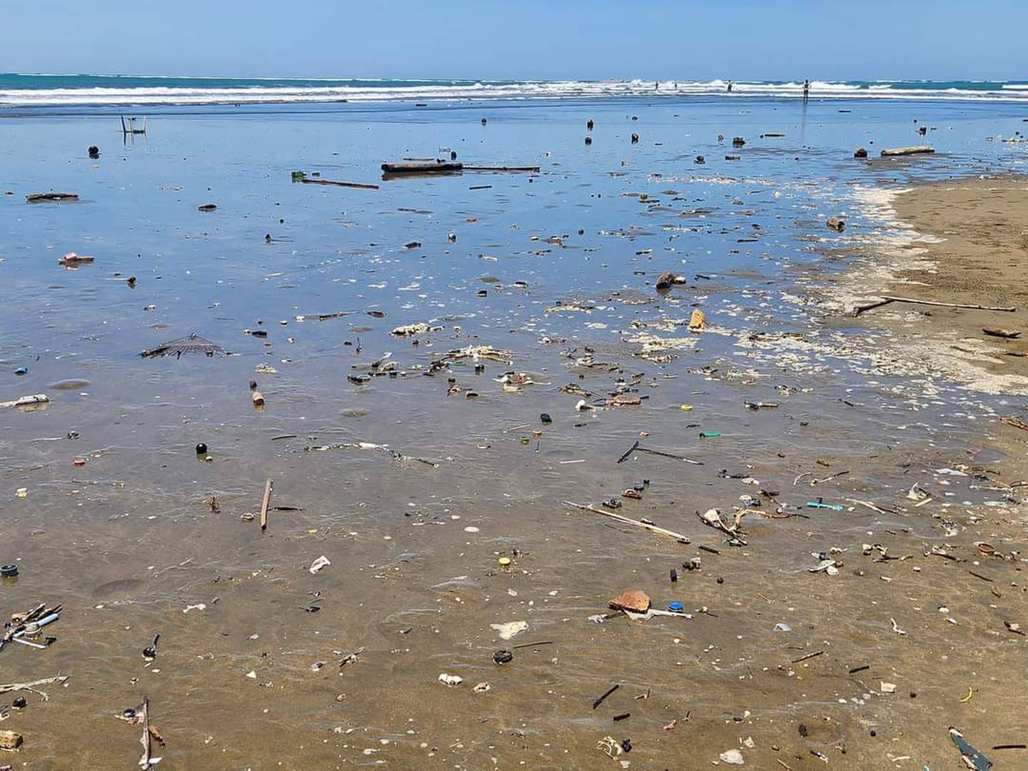 Impresionante cantidad de basura que sacó la playa en el Parque Nacional Marino Ballena en Uvita