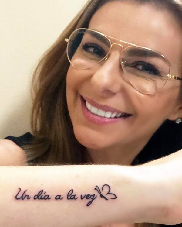Glenda Peraza Se Tatua En Honor A Su Madre Y A Su Hija La Teja Un dia a la vez. glenda peraza se tatua en honor a su