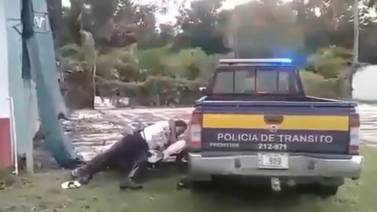 (Video) Lucha libre entre tráfico y hombre por decomiso de motocicleta
