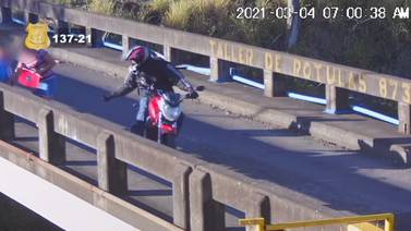 (Video) OIJ busca a motociclista que tocó partes íntimas a mujer que iba con un niño