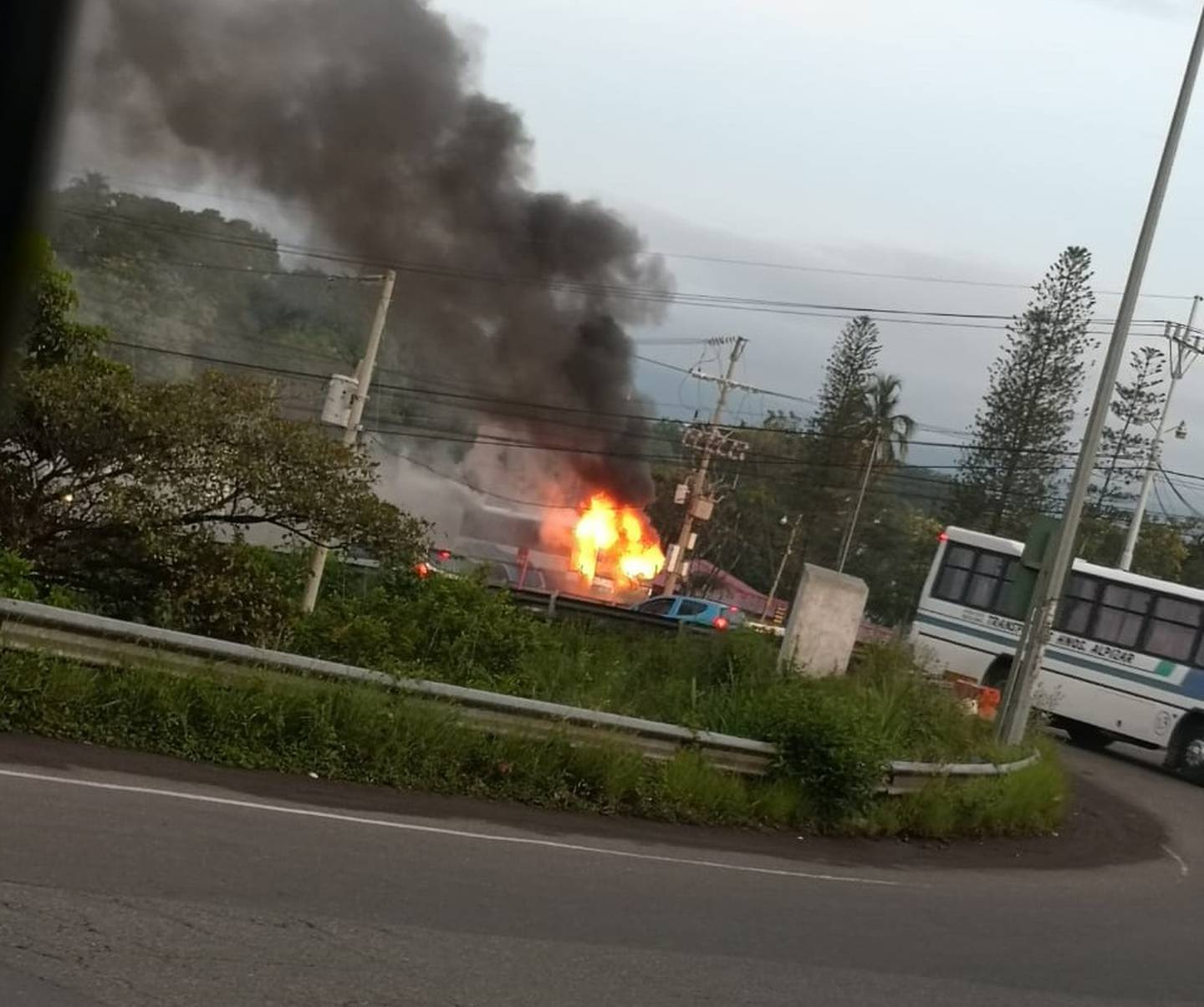 Bus se incendia por completo en El Coyol de Alajuela. Foto cortesía.