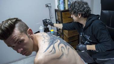 (Video) La tinta de un estudio de tatuajes jala a los famositicos
