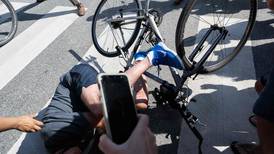 Joe Biden se cae de la bicicleta cuando trataba de bajarse