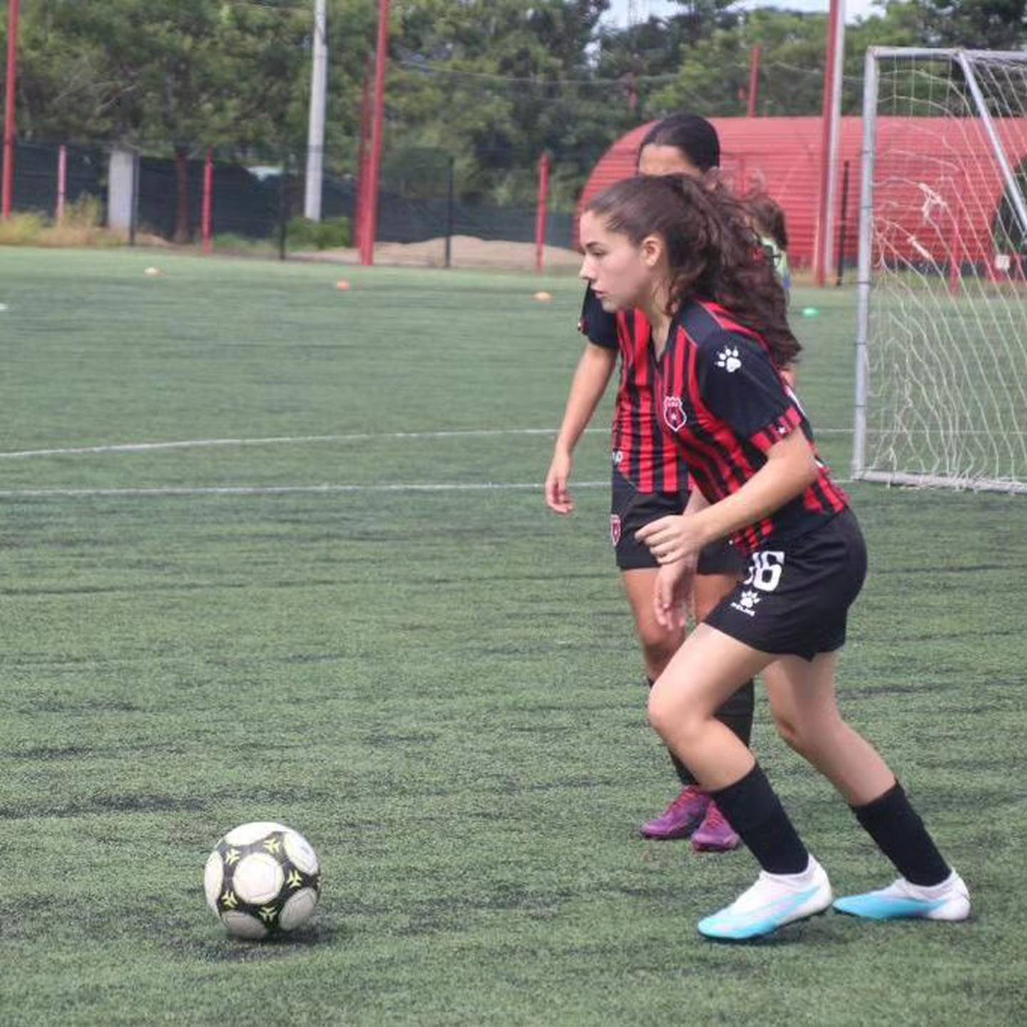 Wyzangel López, hija de Wílmer López, tiene 15 años y juega en las ligas menores de Alajuelense. Foto: Instagram