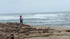 Lluvias y oleaje fuerte complican búsqueda de muchacho arrastrado en playa Chiquita
