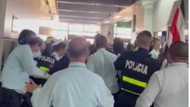 Antivacunas agreden a guardas del hospital de Heredia y se meten a la fuerza (videos)