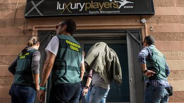 Policía frena a los falsificadores de entradas que hacen fiesta con el clásico español