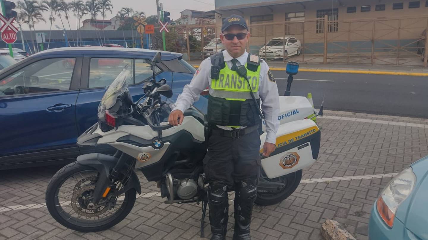 Leonardo Bourrouett Mora es un oficial de tránsito que estuvo a segundos de ser víctima de un violento atropello en la rotonda Juan Pablo II en La Uruca, San José. Foto: La Teja
