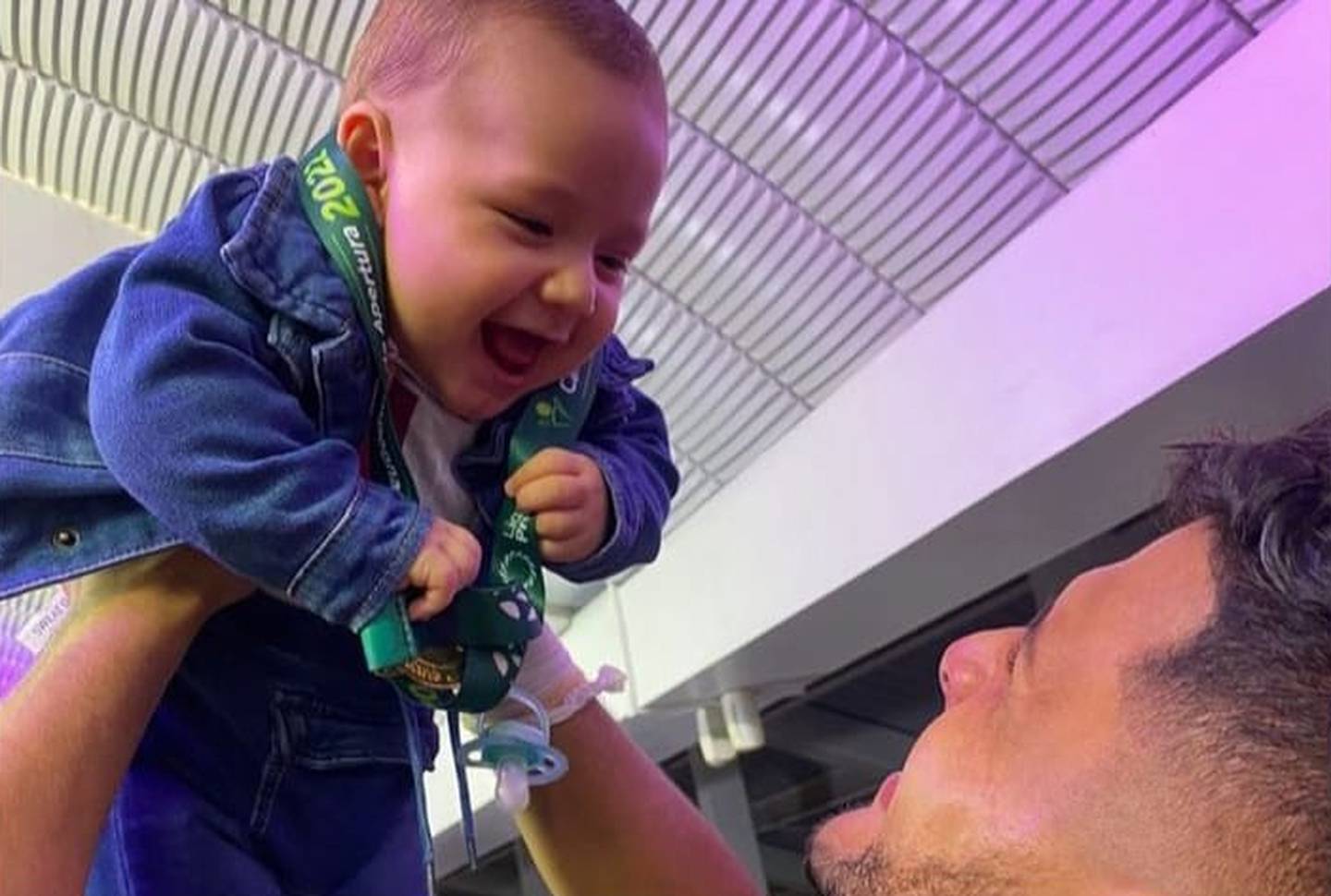 Kevin Chamorro pudo celebrar su primer título al lado de su bebé Thiago. Instagram.