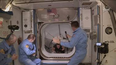 Astronautas de SpaceX abordan la Estación Internacional tras acople exitoso