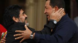 Maradona sigue de jupón apoyando a Maduro