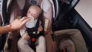 ¿Puede sacar a su bebé de la sillita del carro para darle de comer en pleno viaje?