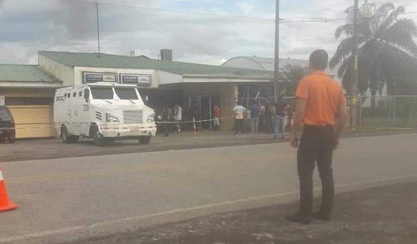 Asalto camión remesero en Corredores, Puntarenas. Foto cortesía.
