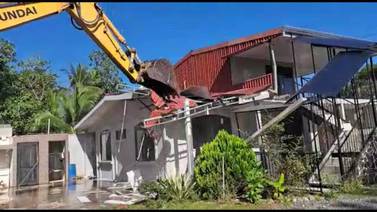 (Videos) Así demolieron las casas que fueron construidas en terrenos del Estado