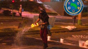 (Video) Estudiantes habrían tratado de quemar policías con gasolina en San Pedro