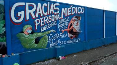 Artista limonense pinta mural como agradecimiento al personal de salud