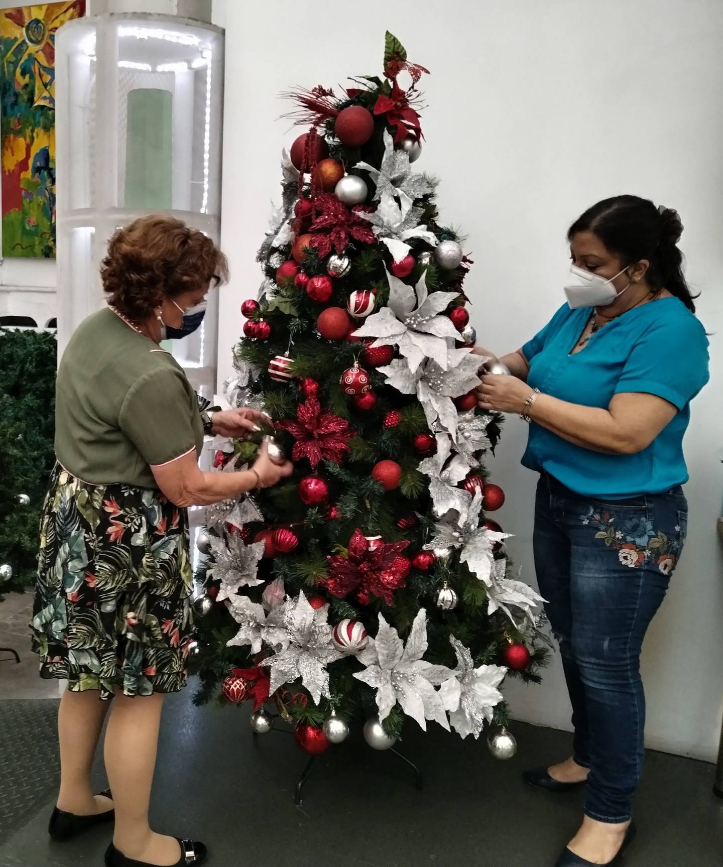 El Hospital Nacional de Niños se llena de color cada navidad gracias a la creatividad e iniciativa de Elsa Castro y Lidieth Chaves, las cuales se hacen cargo de la decoración navideña del centro pediátrico de manera voluntaria.