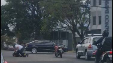 (Video) Guerra en las calles: chofer de carro y motociclista se agarran en San José