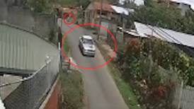 Video muestra que carro de sospechoso pasó cerca Keibril y su mamá antes del rapto 