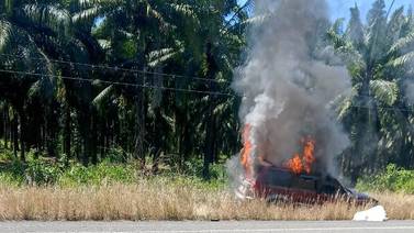 Video: Carro alza en llamas luego de chocar 
