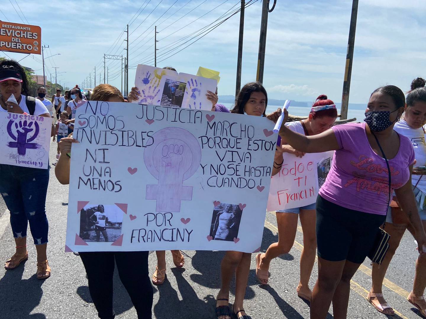 Familiares y conocidos de Franciny Duarte marchan exigiendo más ayuda de las autoridades. Foto Andrés Garita.