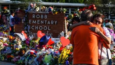 Empiezan funerales de niños y maestros asesinados en escuela de Uvalde, Texas