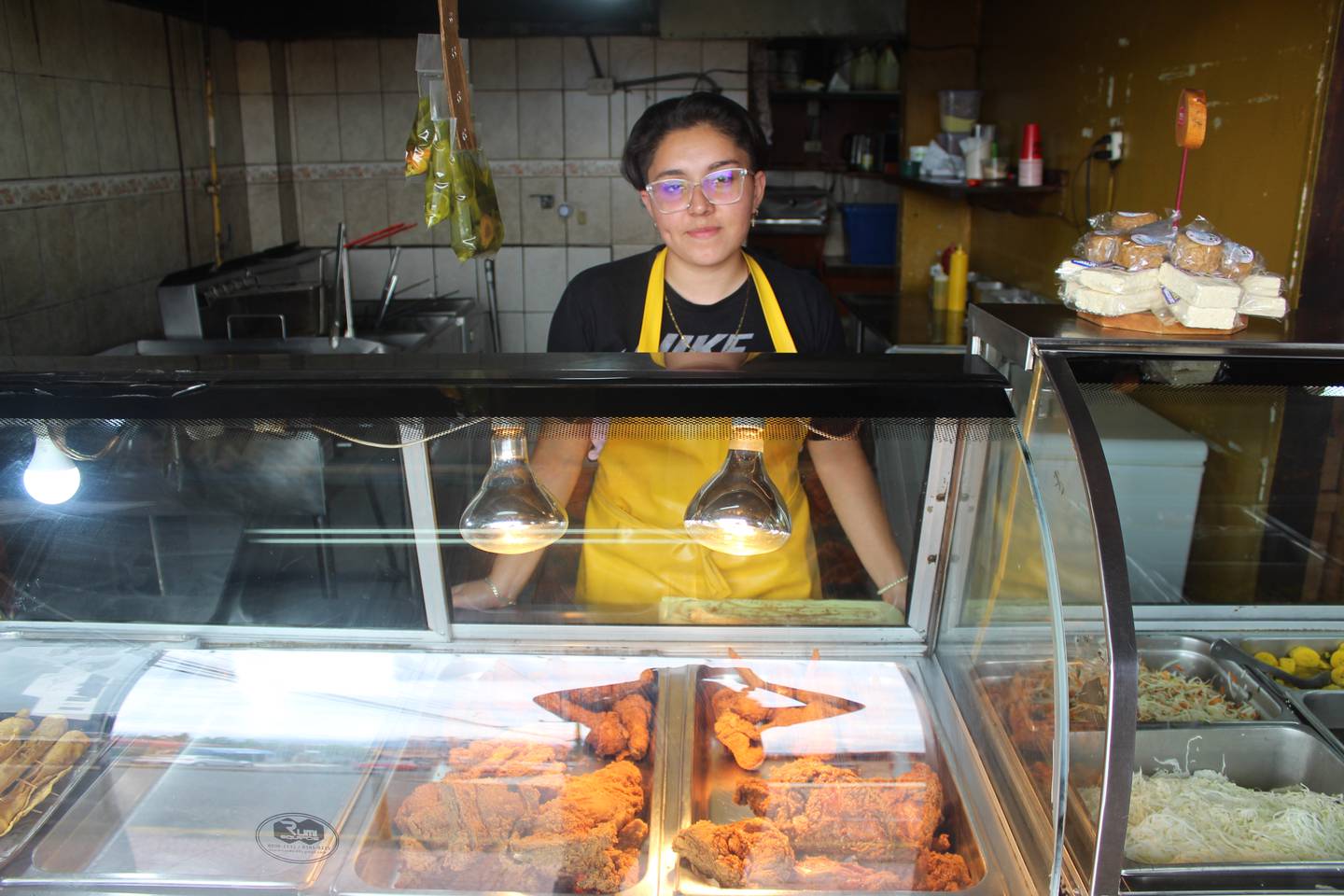 Jeilyn Araya trabaja en el restaurante Chepe, un local fundado por sus padres hace 14 años en San Rafael.