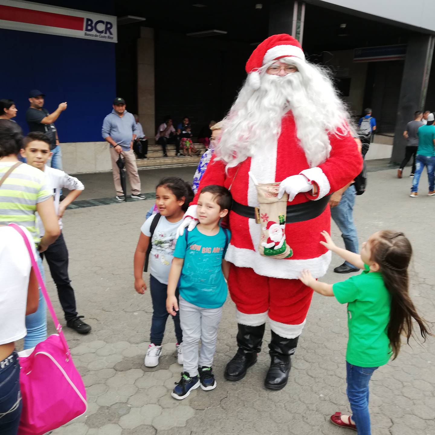 Austin Rivera de 6 años y Sara Estrada de cinco, se toman foto con Santa
