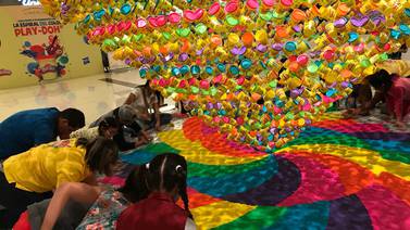 (Video) “Espiral de color” elevó 8.000 tarros de plasticina en Lincoln plaza