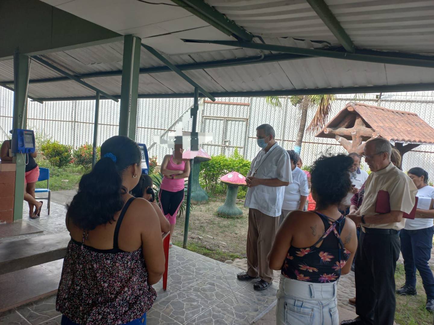Un grupo de 95 privados de libertad en el Centro Penitenciario de Liberia, fue visitado por monseñor Manuel Eugenio Salazar, quien cerró de esa forma un encuentro de dos horas en el cual dejó claro la obligación de todo cristiano de "ayudar a quien está caído"