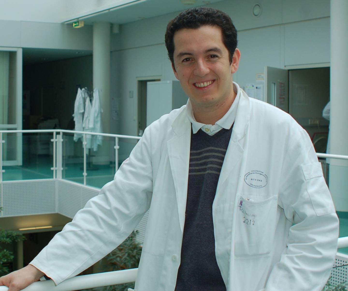 El doctor tico Rodrigo Mora Rodríguez, microbiólogo de la UCR, encontró el freno de mano que usa un gen del cáncer para sobrevivir y multiplicarse