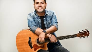 Tico le pidió matrimonio a su pareja en medio chivo de cantante mexicano Ángel Melo