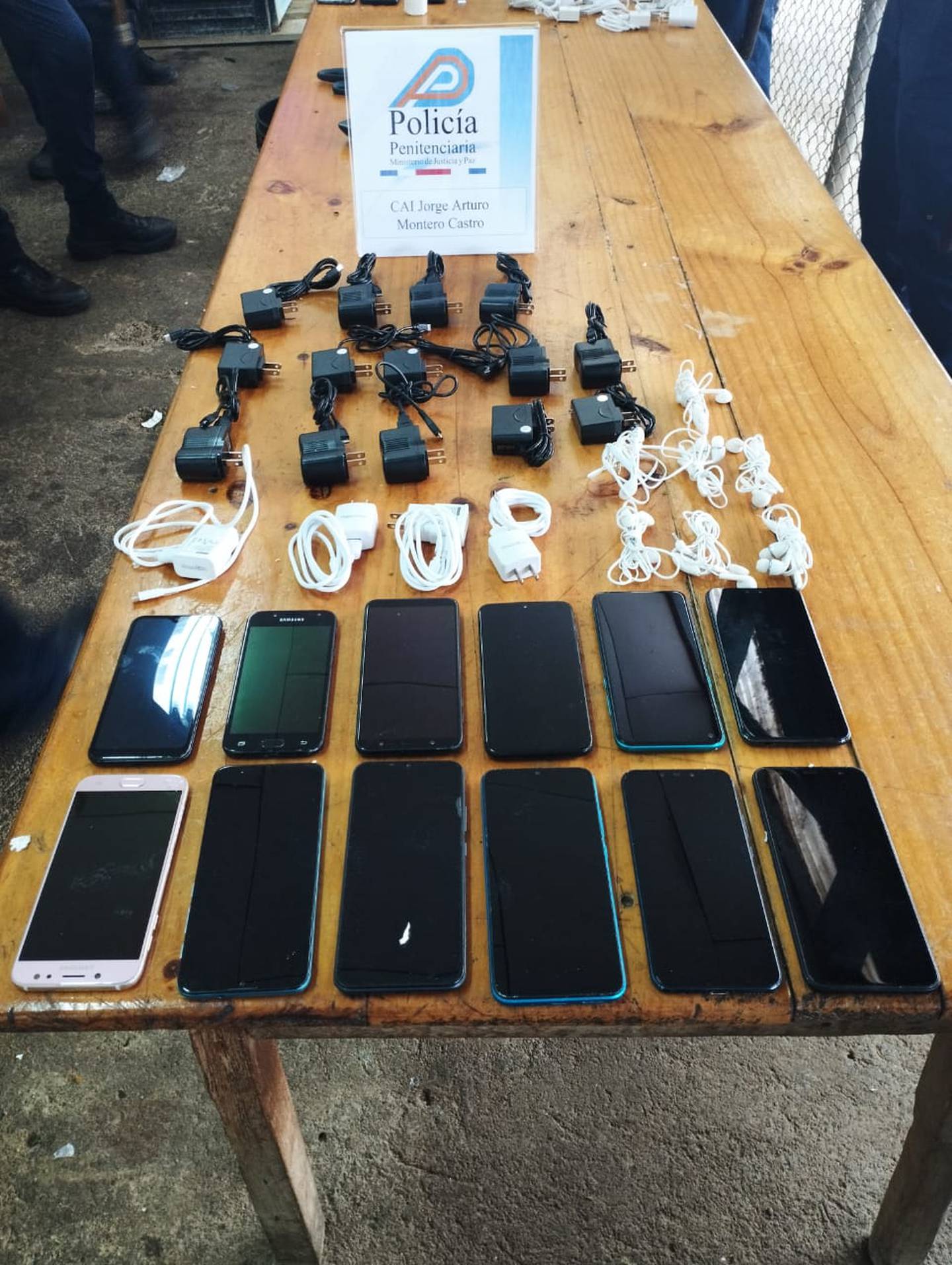 Decomisan 35 celulares a dos reos en La Reforma. Foto Justicia.
