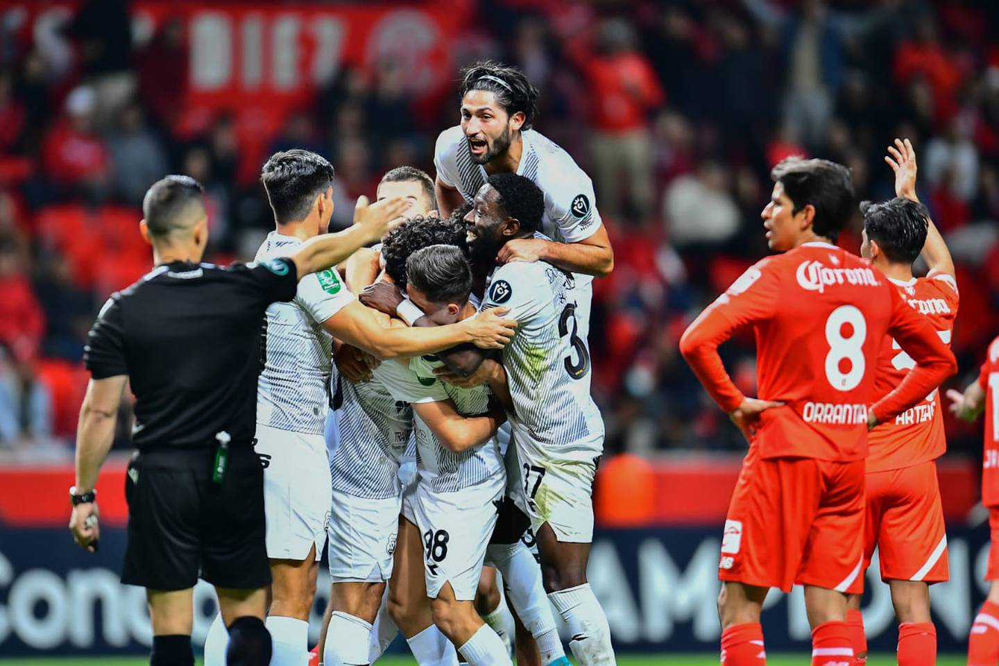 Los jugadores del Herediano celebraron a lo grande en el Nemesio Díez, tras dejar tendido al Toluca, en la Copa de Campeones de la Concacaf.