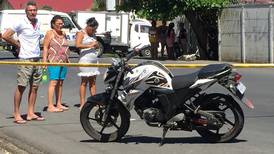Motociclista pierde la vida al chocar con carro estacionado en Limón 