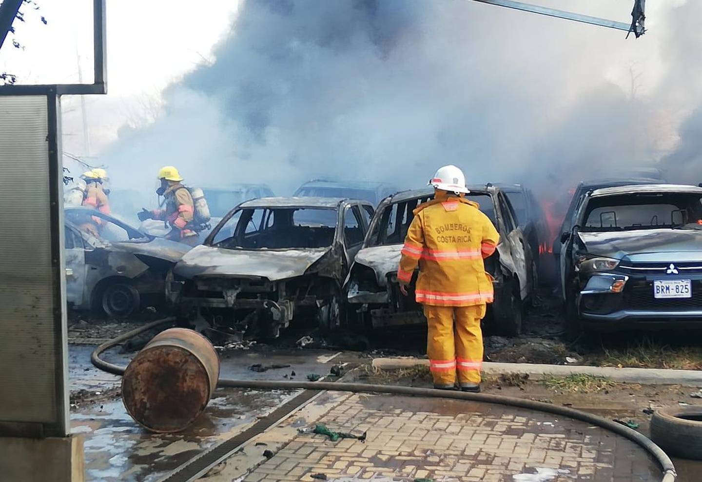 Incendio destruye 31 carros de rent a car en Liberia. Foto Bomberos.
