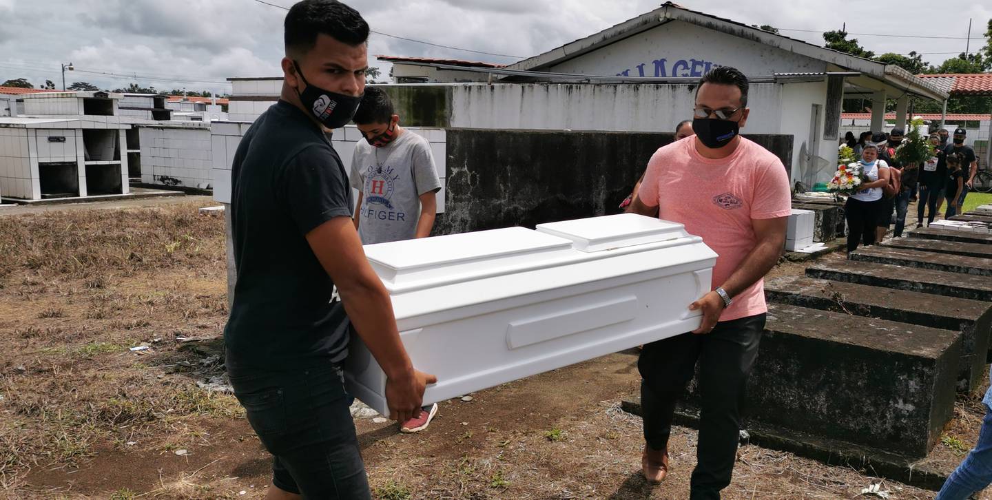 Funeral de la familia que falleció en accidente de tránsito en el cual cinco viajaban en una sola motocicleta en Guápiles. Foto Reyner Montero.