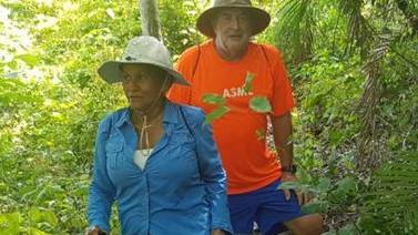 Pareja quedó encerrada en Costa Rica por la pandemia y ya caminó casi mil kilómetros