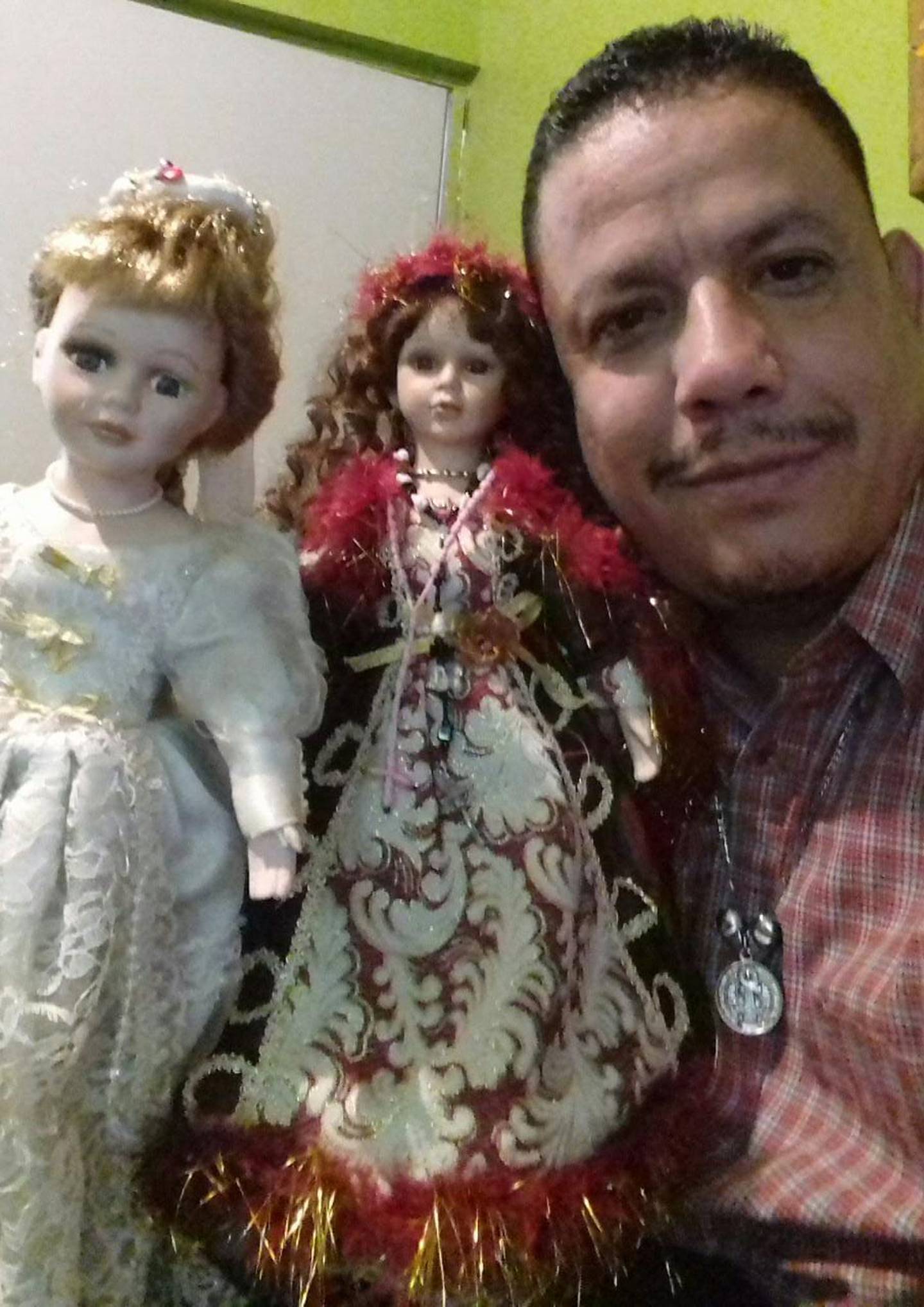 Muñeca poseída, Claribel y Meche.