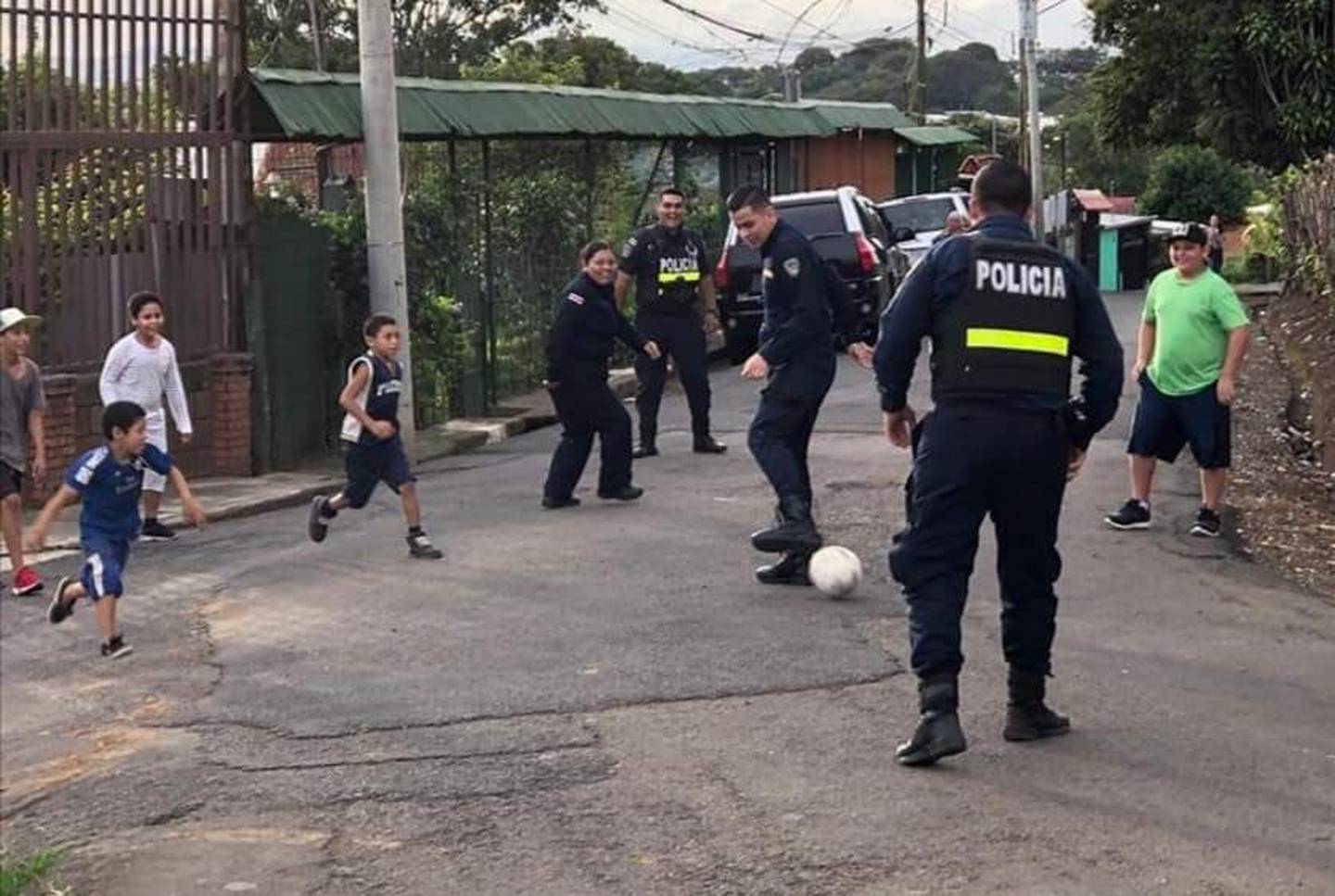 Policías mejenguearon con niños en el Infiernillo de Alajuela. Foto cortesía Noticiero Tilarán Guanacaste