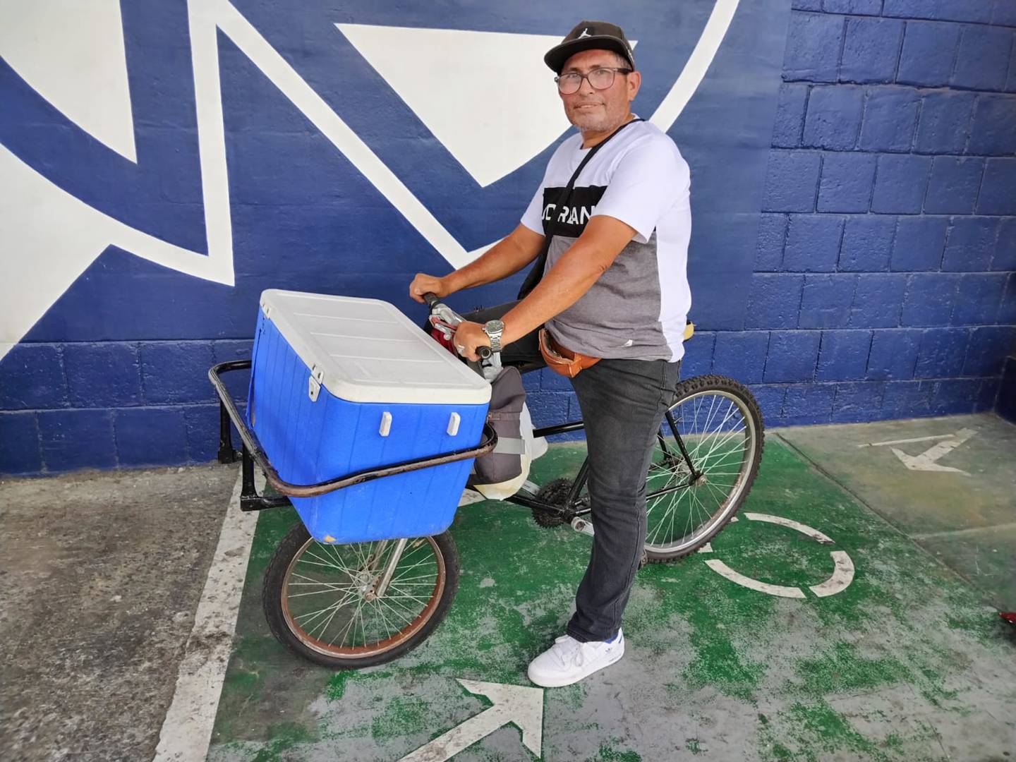 Johnny Molina Coto tiene 47 años y desde hace 30 trabaja sobre la misma bicicleta que compró de segunda en 30 mil colones porque la tenían sin uso en el mercado Borbón.