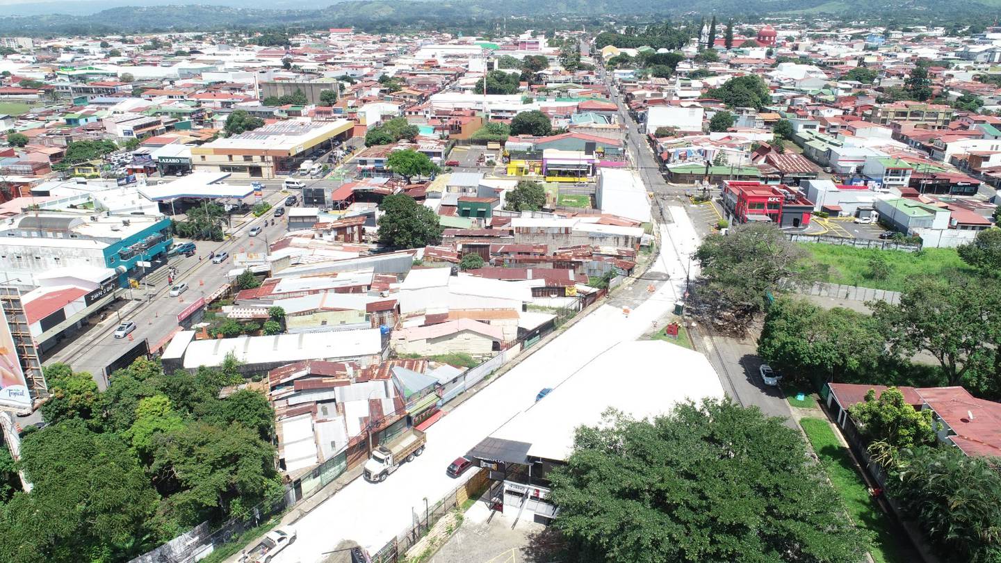 El Ministerio de Obras Públicas y Transportes (Mopt) explica este viernes 6 de octubre que el 90% de las losas que deben cambiarse en la radial de Alajuela, o Ruta Nacional No. 153, en la primera etapa, ya fueron coladas, es decir, ya fueron construidas
