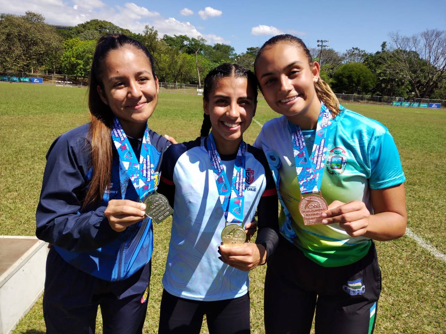Yuditza Jiménez Mejías (centro) ganó la medalla de oro en la prueba de los 800 metros planos Sub-23 de la actual edición 40 de los Juegos Deportivos Nacionales Icoder 2022-2023. La sancarleña detuvo el reloj en 2 minutos, 27 segundos y 36 centésimas. Tres segundos después entró Fiorella Vásquez Ugalde (derecha) del cantón de Corredores, quien ganó la medalla de plata y el bronce, con un tiempo de 2:35’37”, se fue para el cantón de Coronado, lo ganó Carolina Monge Pérez.