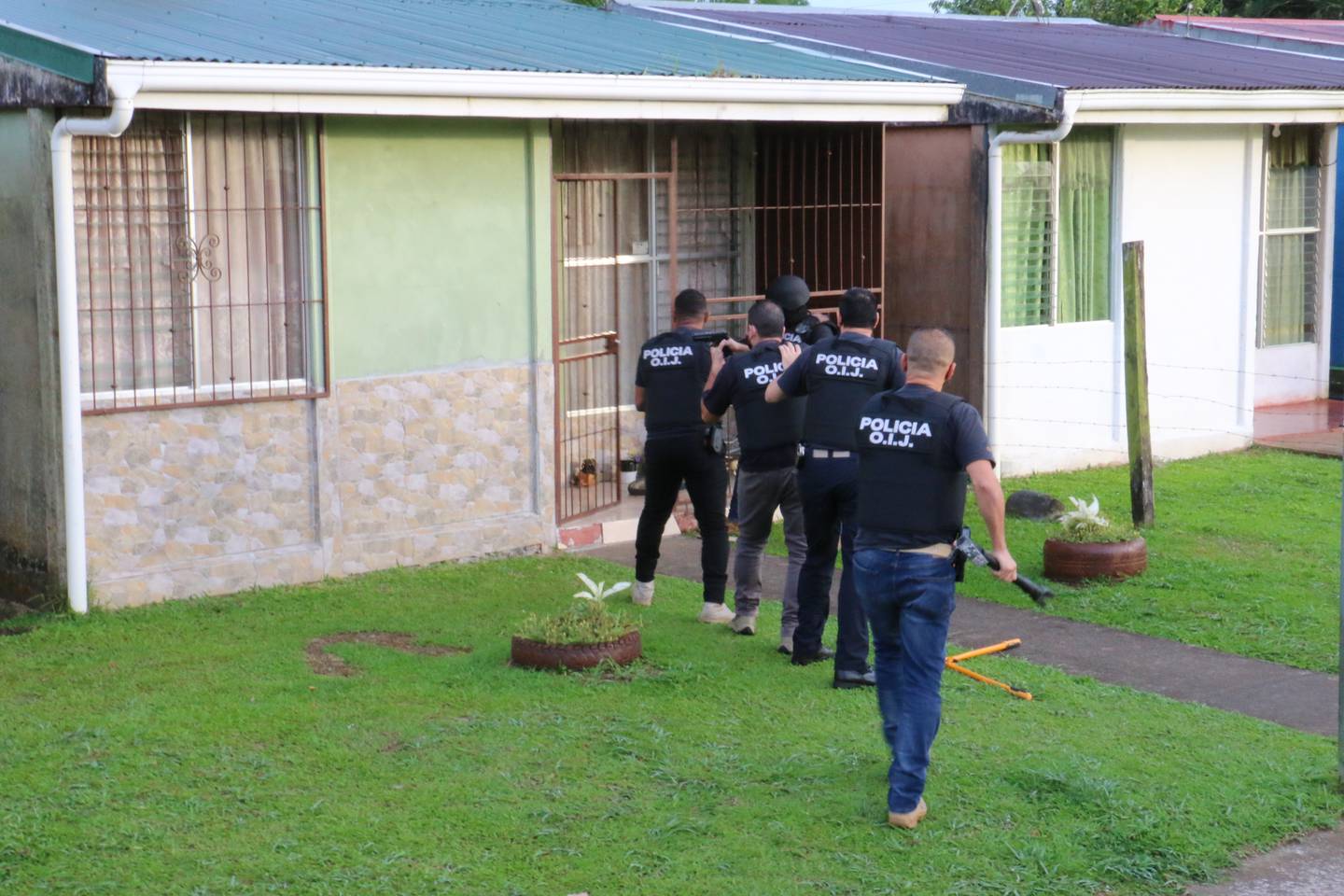 Detienen a hombre sospechoso de participar en doble homicidio en Pococí. Foto Reyner Montero.
