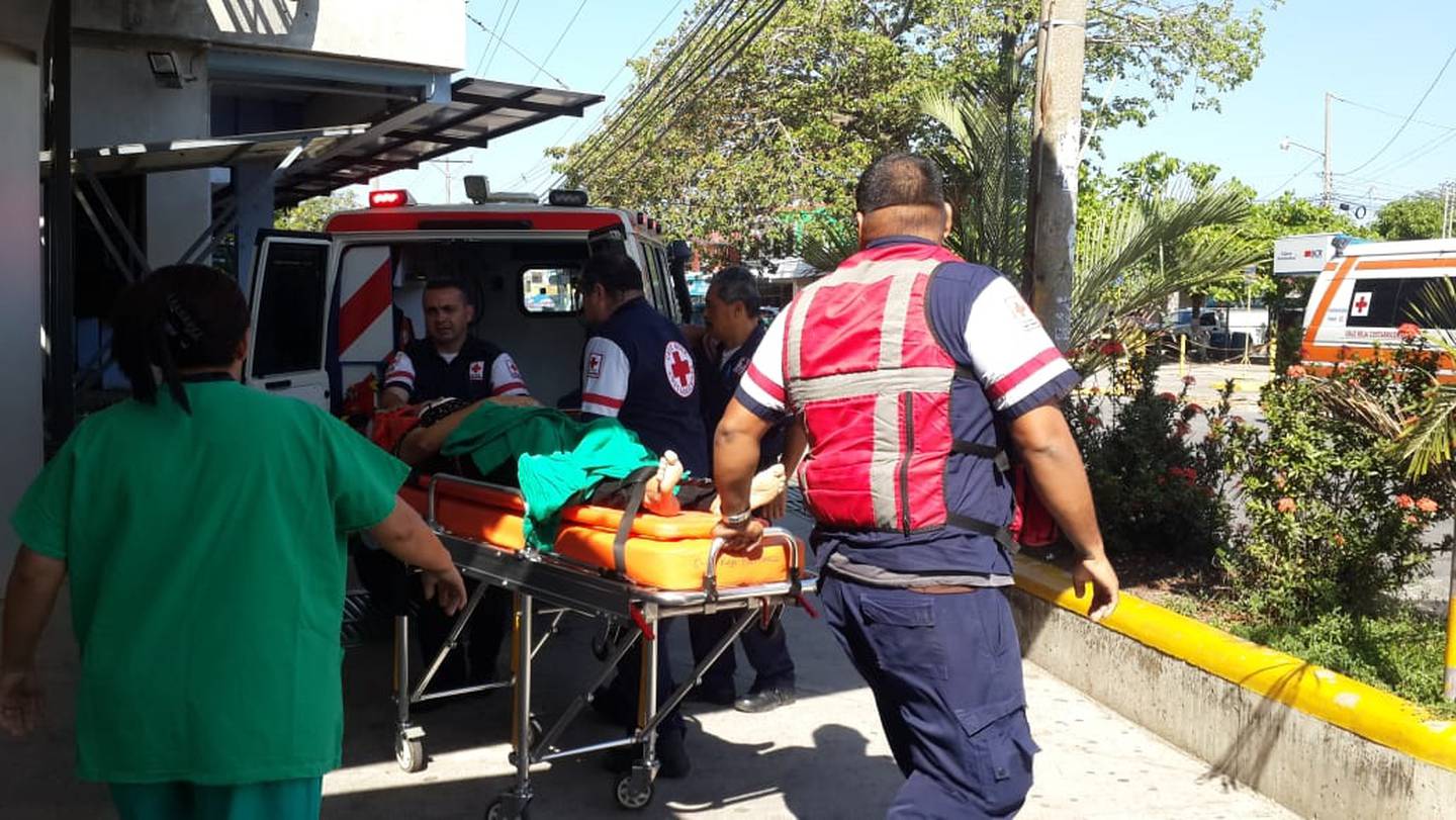 Mujer resulta herida de gravedad en triple colisión sobre ruta 27. Foto Andrés Garita